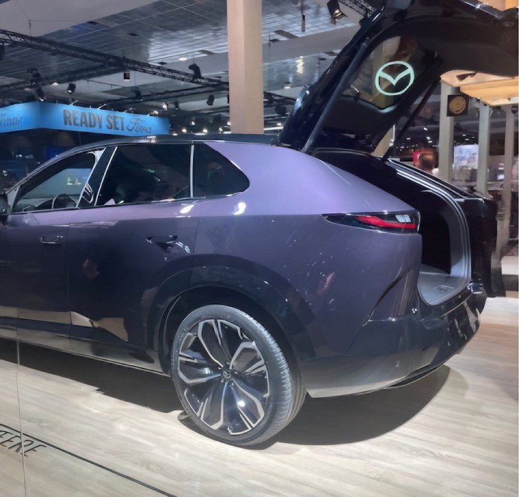 Fahrzeugabbildung Mazda CX-6e EV-258 Takumi Plus DIGI. SPIEGEL 21' PANO
