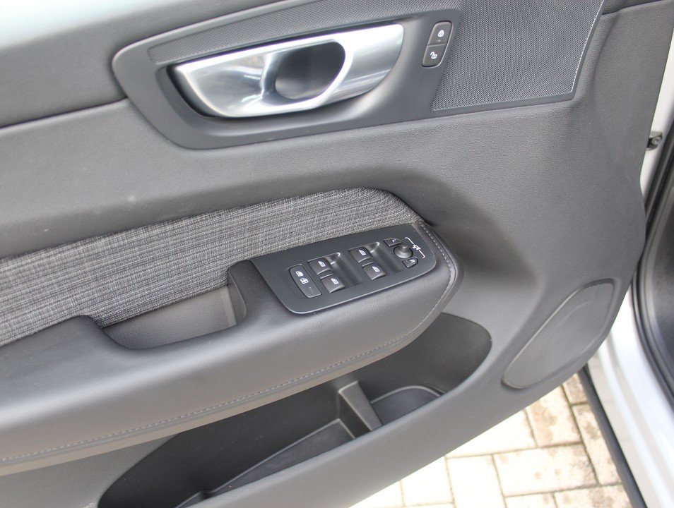 Fahrzeugabbildung Volvo XC-60 M-Hybrid B4 AT Core AHK NAVI ACAA SHZ LED RFK