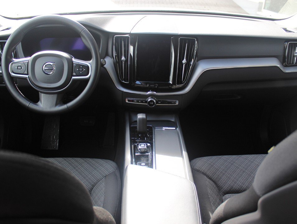 Fahrzeugabbildung Volvo XC-60 M-Hybrid B4 AT Core AHK NAVI ACAA SHZ LED RFK
