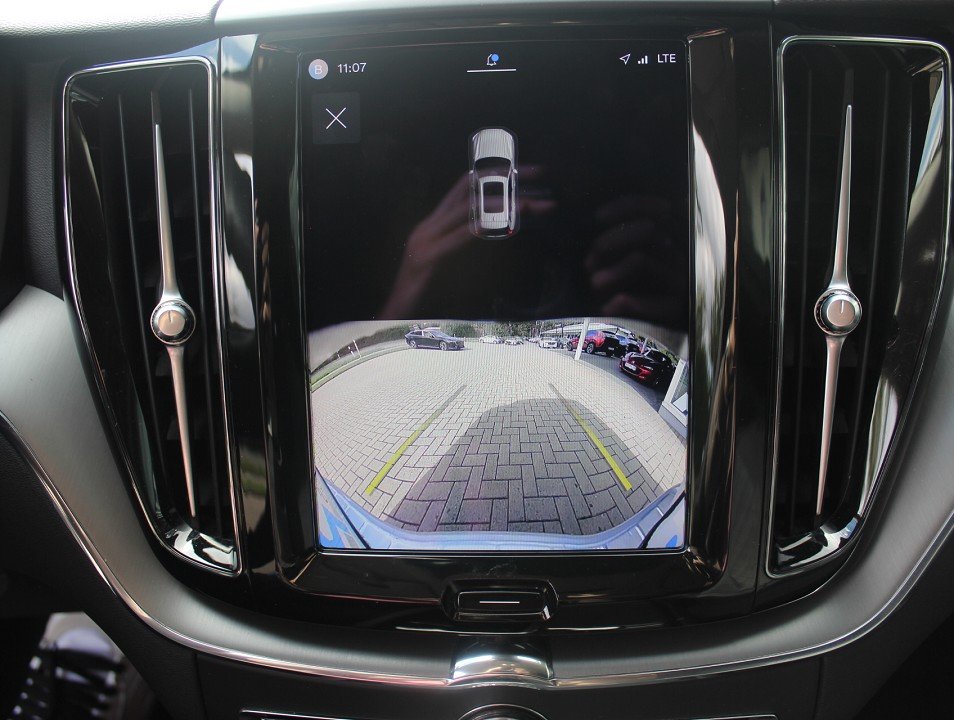 Fahrzeugabbildung Volvo XC-60 M-Hybrid B4 AT Core AHK NAVI ACAA SHZ LED RFK