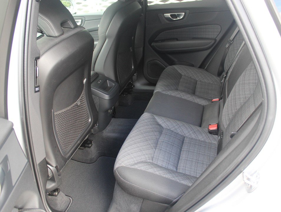 Fahrzeugabbildung Volvo XC-60 M-Hybrid B4 AT Core AHK NAVI ACAA SHZ LED RFK