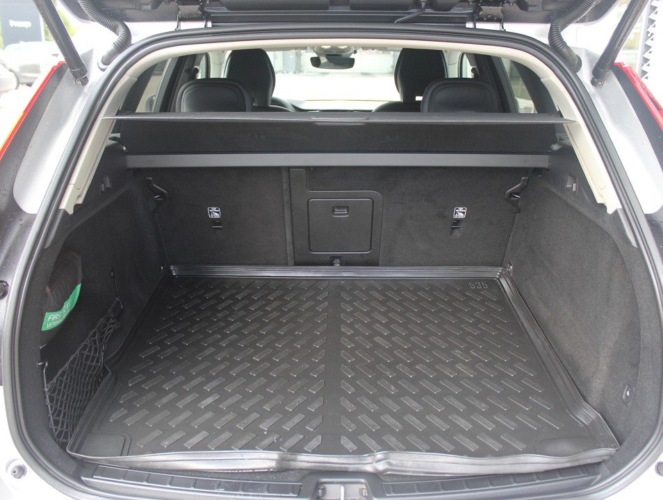 Fahrzeugabbildung Volvo XC-60 M-Hybrid B4 AT Core AHK NAVI ACAA SHZ LED RFK